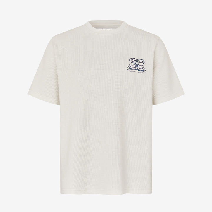 Regular fit T-shirt från Samsøe Samsøe för herr i Clear Cream med tryckt logotyp på bröst och rygg.