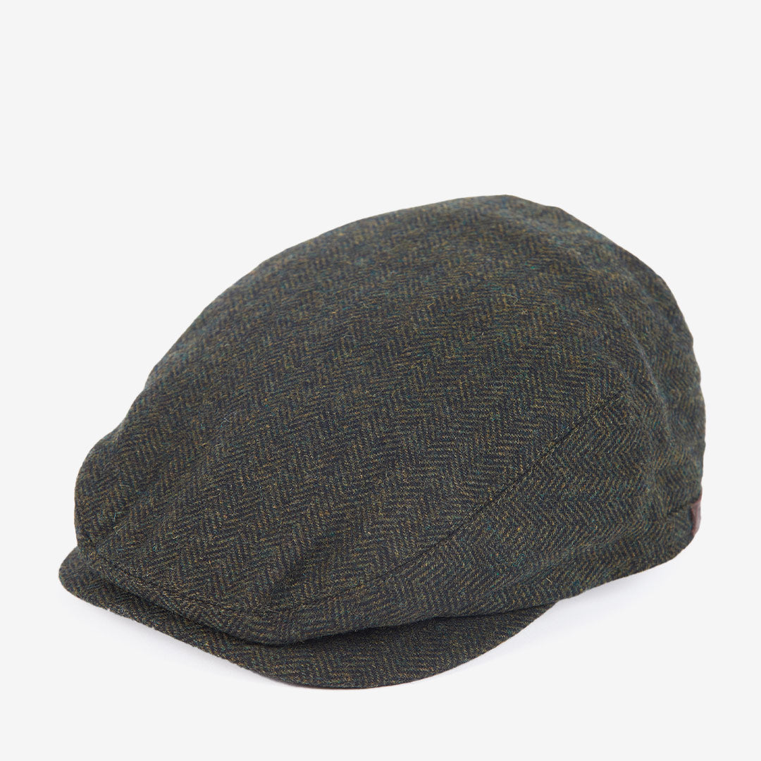 Barbour Barlow Flat Cap i Olive med nedsydd skärm, quiltad krona och klassiskt tartanfoder.