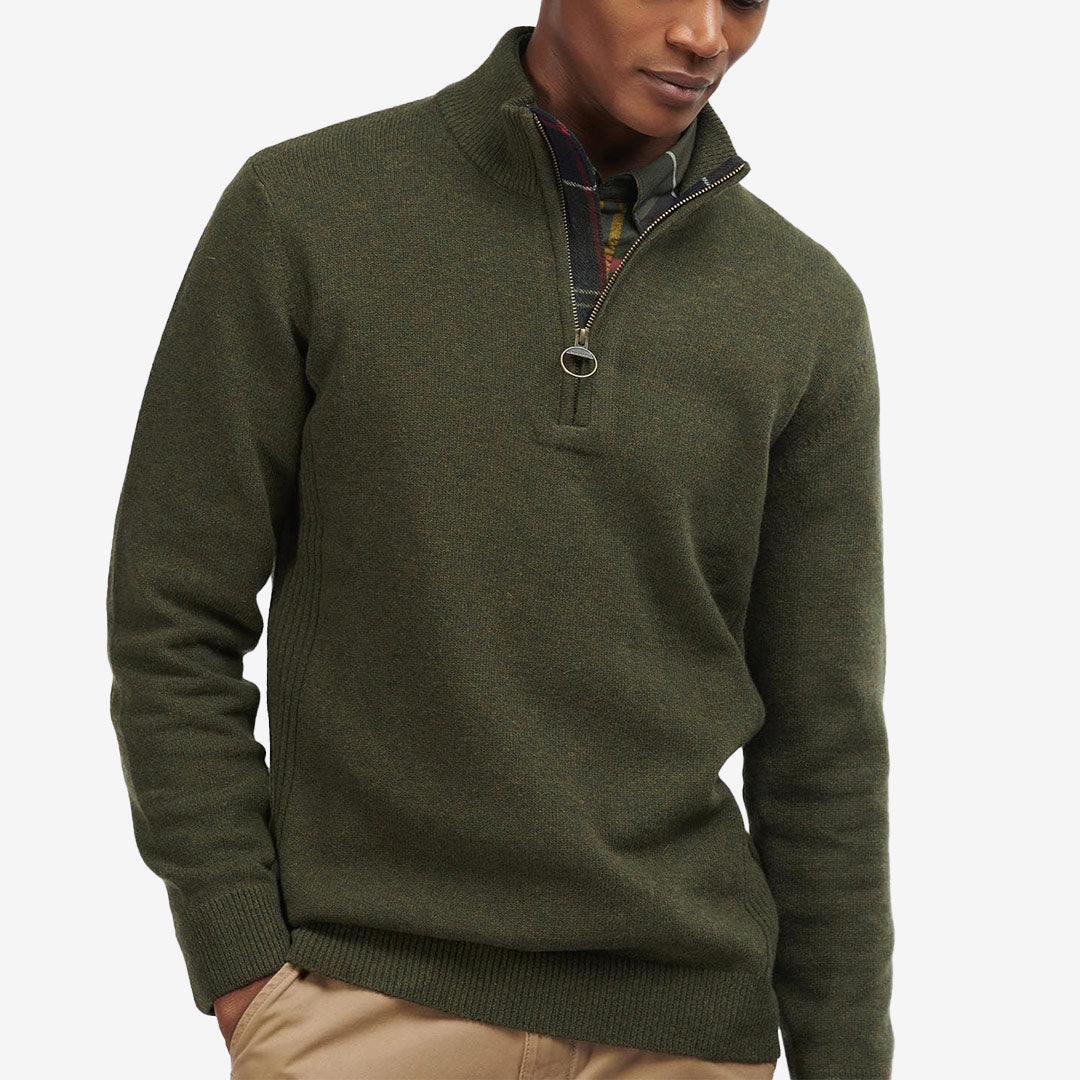 Barbour Holden Half Zip Knitted Jumper stickad tröja i Olive Marl med halv dragkedja, ribbad krage och Tartan-detaljer.