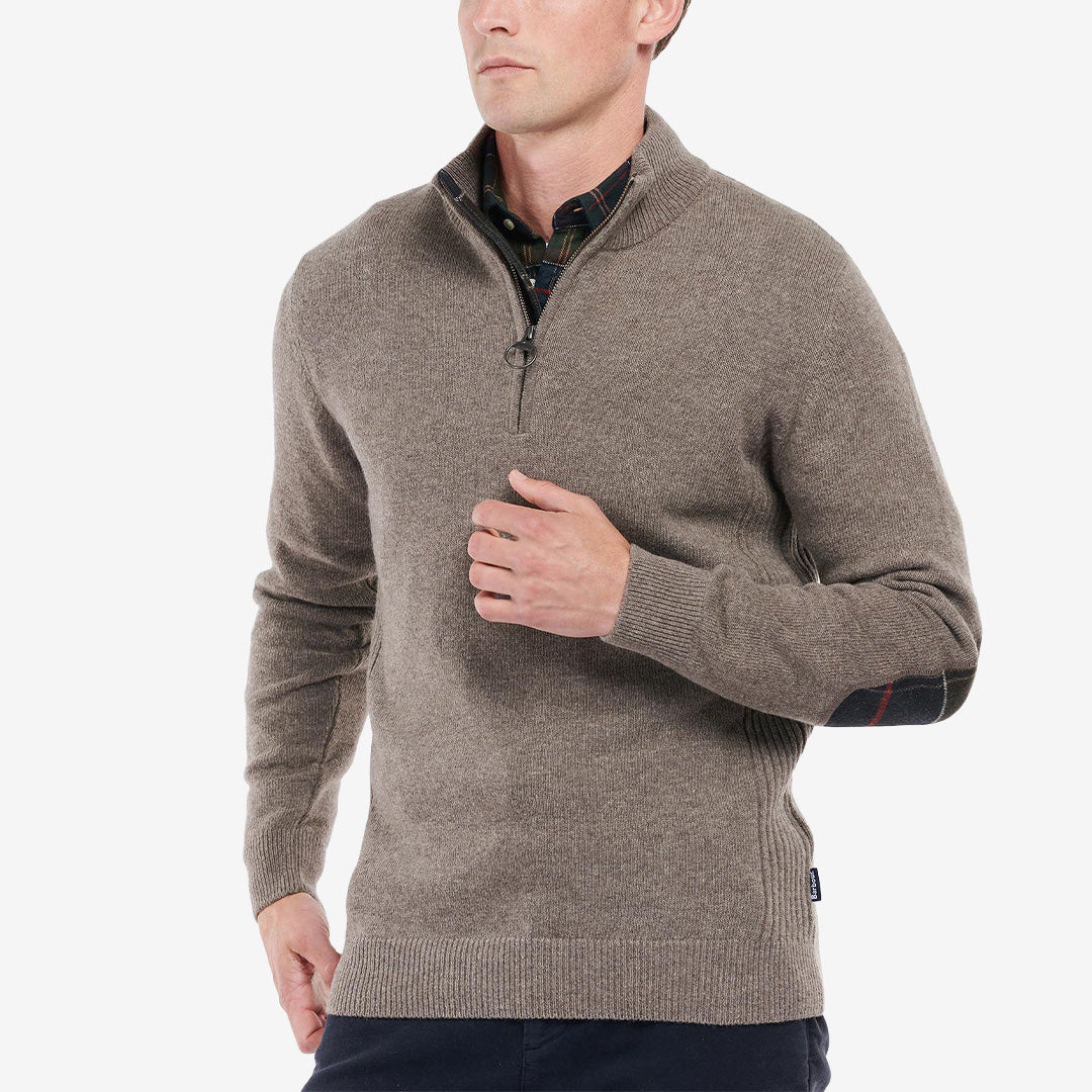 Barbour Holden Half Zip Knitted Jumper stickad tröja i Military Marl med halv dragkedja, ribbad krage och Tartan-detaljer.
