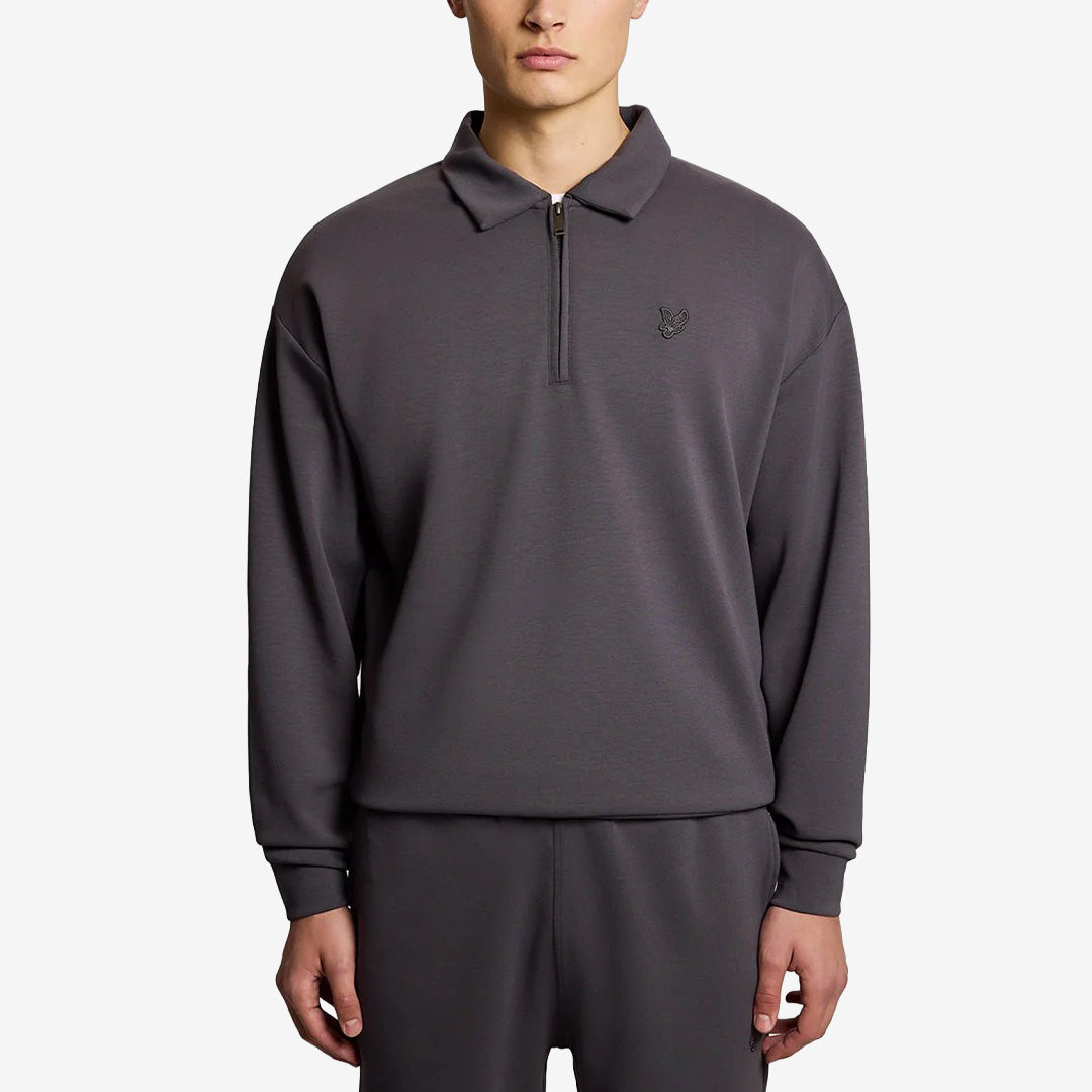 Lyle & Scott ML2499V Relaxed Collared Interlock Sweatshirt i Iron med krage och mjuk interlockkvalitet för herr