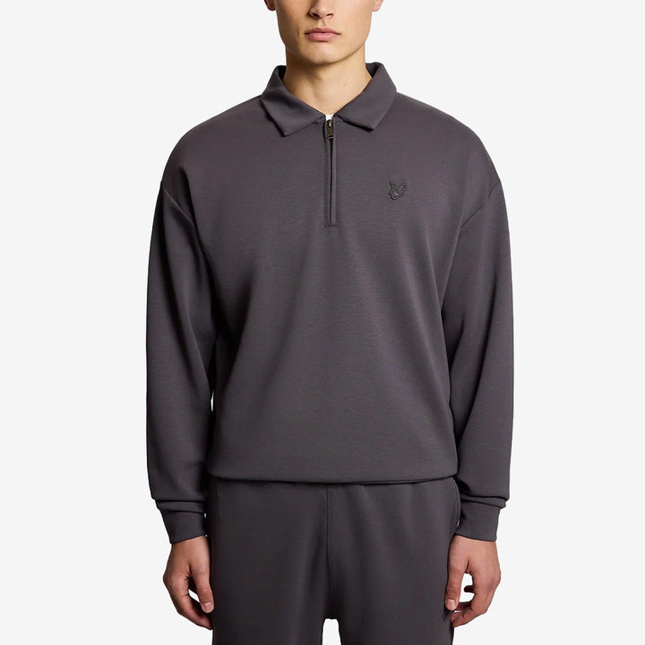 Lyle & Scott ML2499V Relaxed Collared Interlock Sweatshirt i Iron med krage och mjuk interlockkvalitet för herr