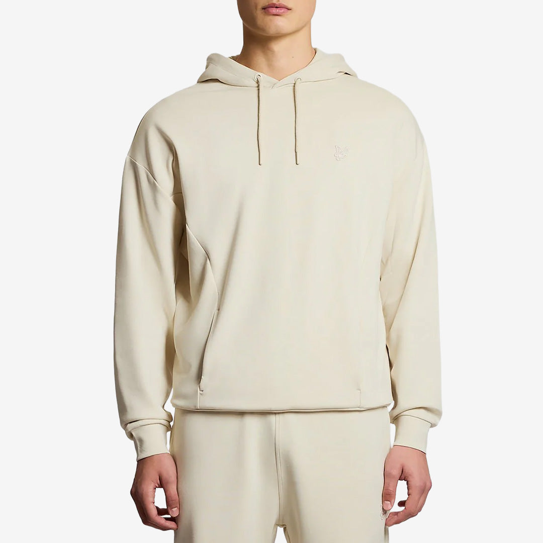 Lyle & Scott ML2501V Relaxed Interlock Hoodie i Birch med avslappnad passform och mjuk kvalitet för herr