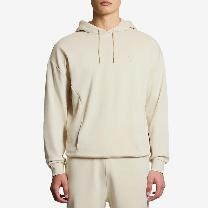 Lyle & Scott ML2501V Relaxed Interlock Hoodie i Birch med avslappnad passform och mjuk kvalitet för herr