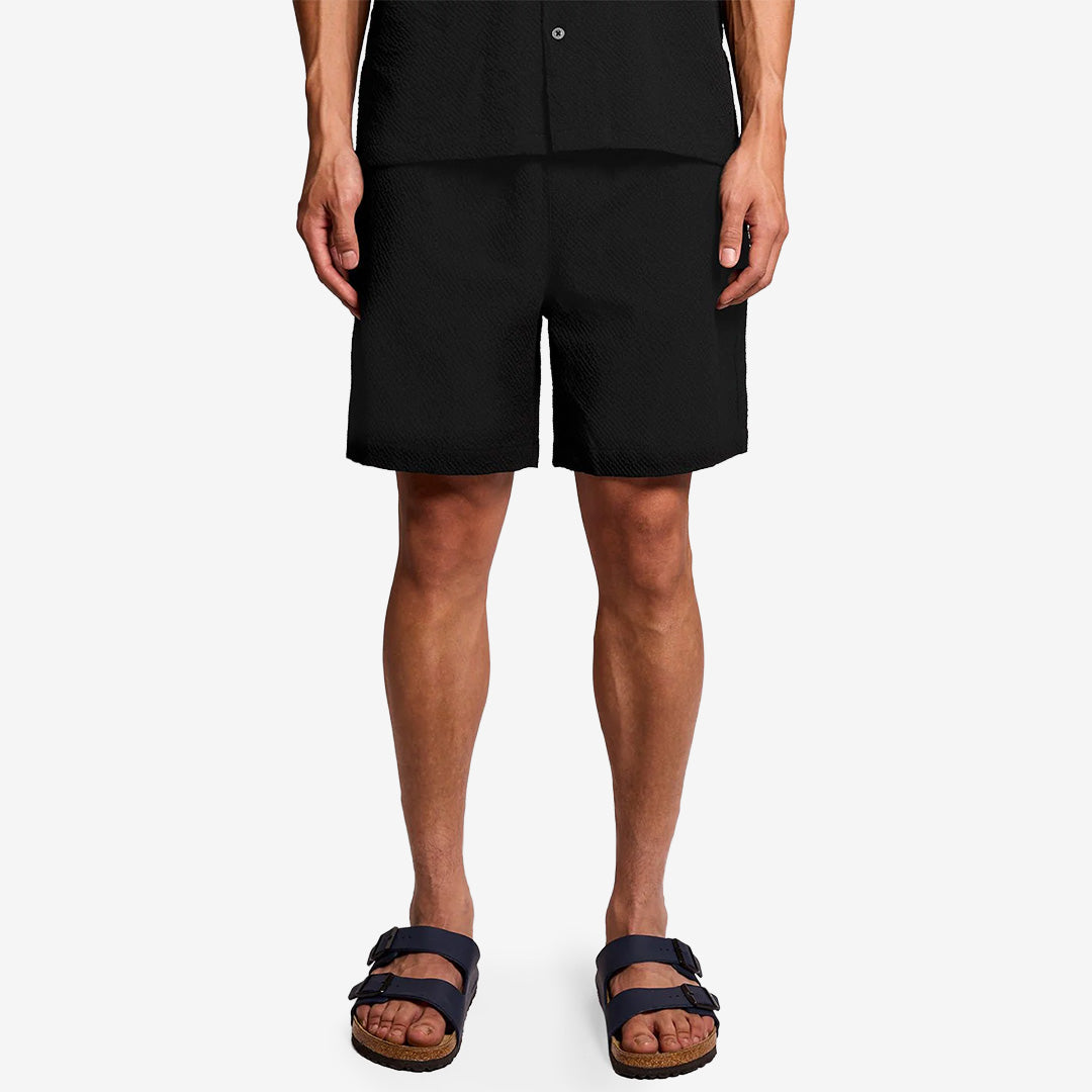 Lyle & Scott SH2405V Crinkle Resort Short i Jet Black med avslappnad passform och krinklad kvalitet för herr