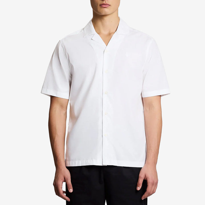 Revere Poplin Shirt i White med revere-krage och kortärmad passform
