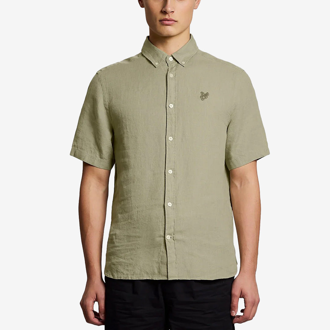 Lyle & Scott SW2449V Short Sleeve Linen Shirt i Seagrass med kort ärm och 100% linne för herr