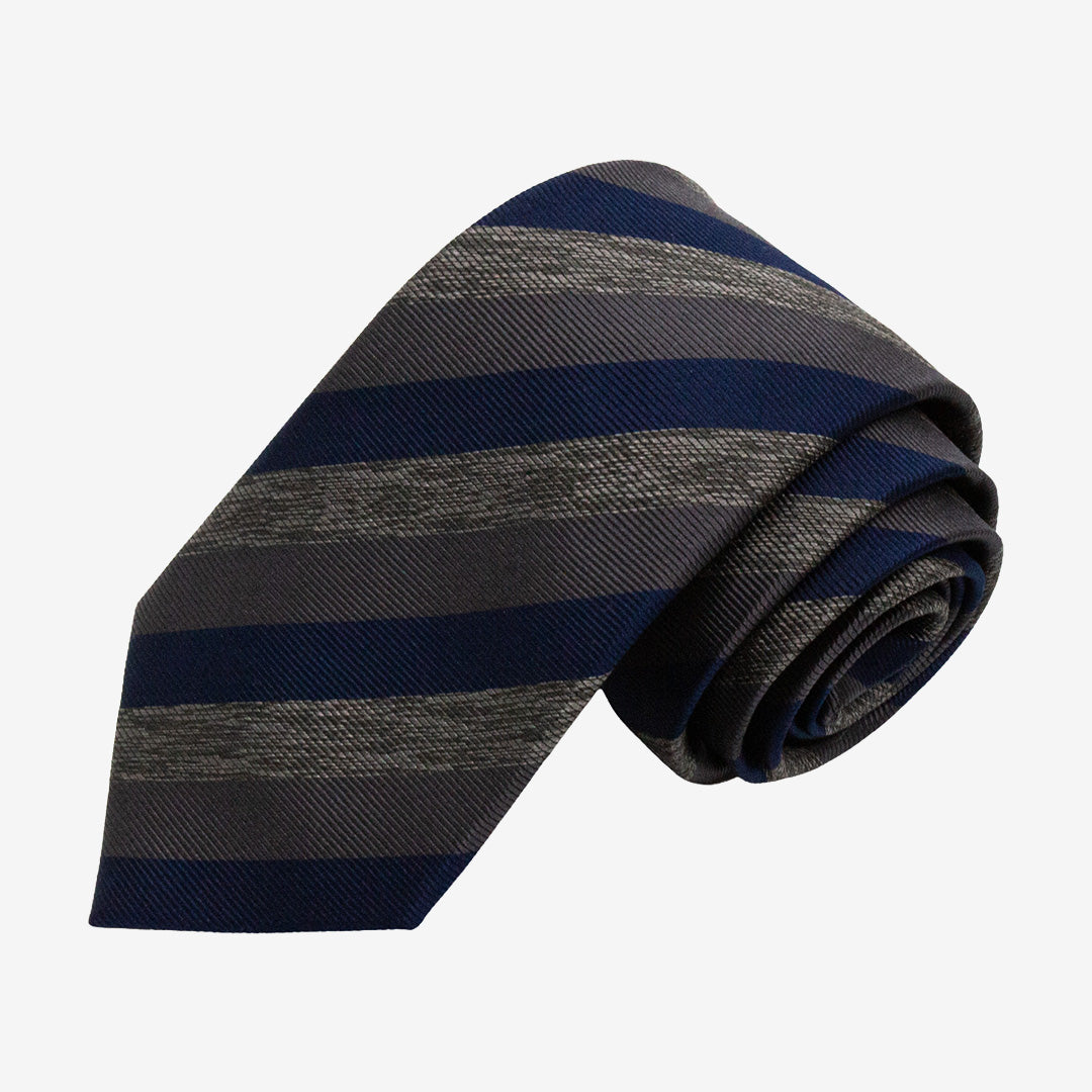 Seven East Blans Tie slips i Blue med stilren och tidlös design i 100% siden, 7,5 cm bred.