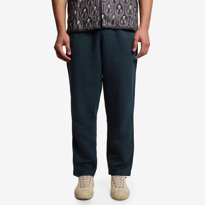 Lyle & Scott TR2441V Relaxed Linen Trouser i Carbon med avslappnad passform och linneblandning för herr