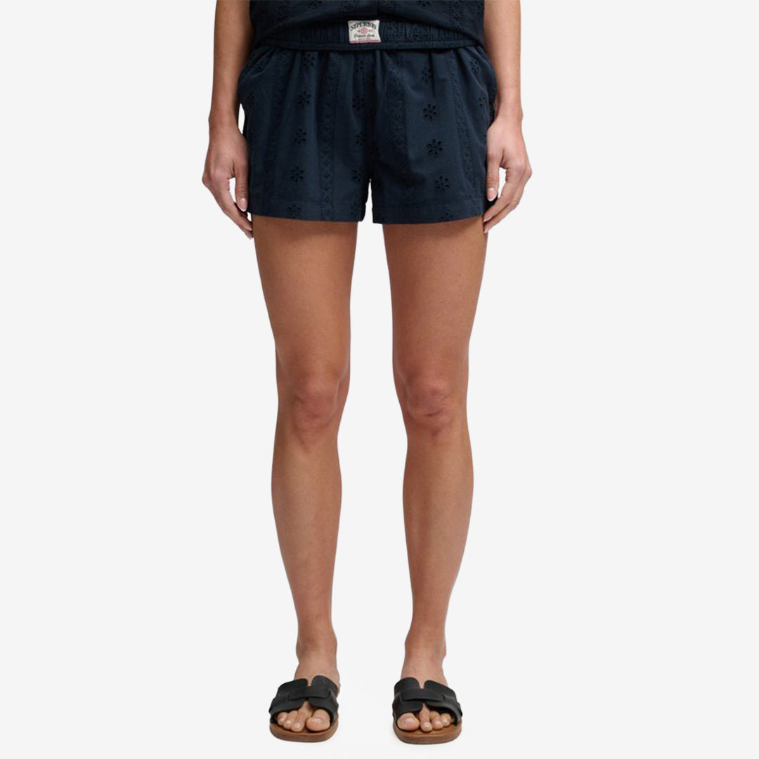 Superdry W7110498A Cotton Broderie Beach Shorts i Eclipse Navy med broderade detaljer och elastisk midja för dam