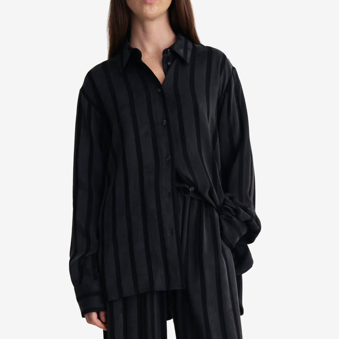 A Part of the Art Daily Shirt i Black Stripe med ren krage, knäppning framtill och elegant silhuett i mjuk viskosblandning.