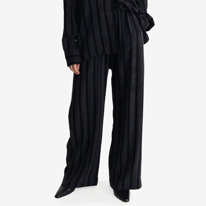 A Part of the Art Vacant Pants i Black Stripe med vida ben, justerbar midja med dragsko och mjuk viskos- och lyocellblandning.