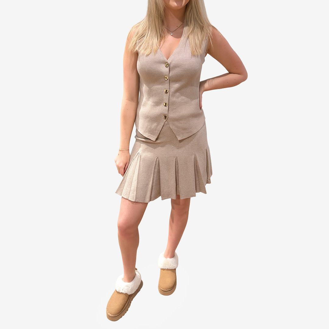 Y852 stickat set i taupe med väst och kjol på neutral bakgrund