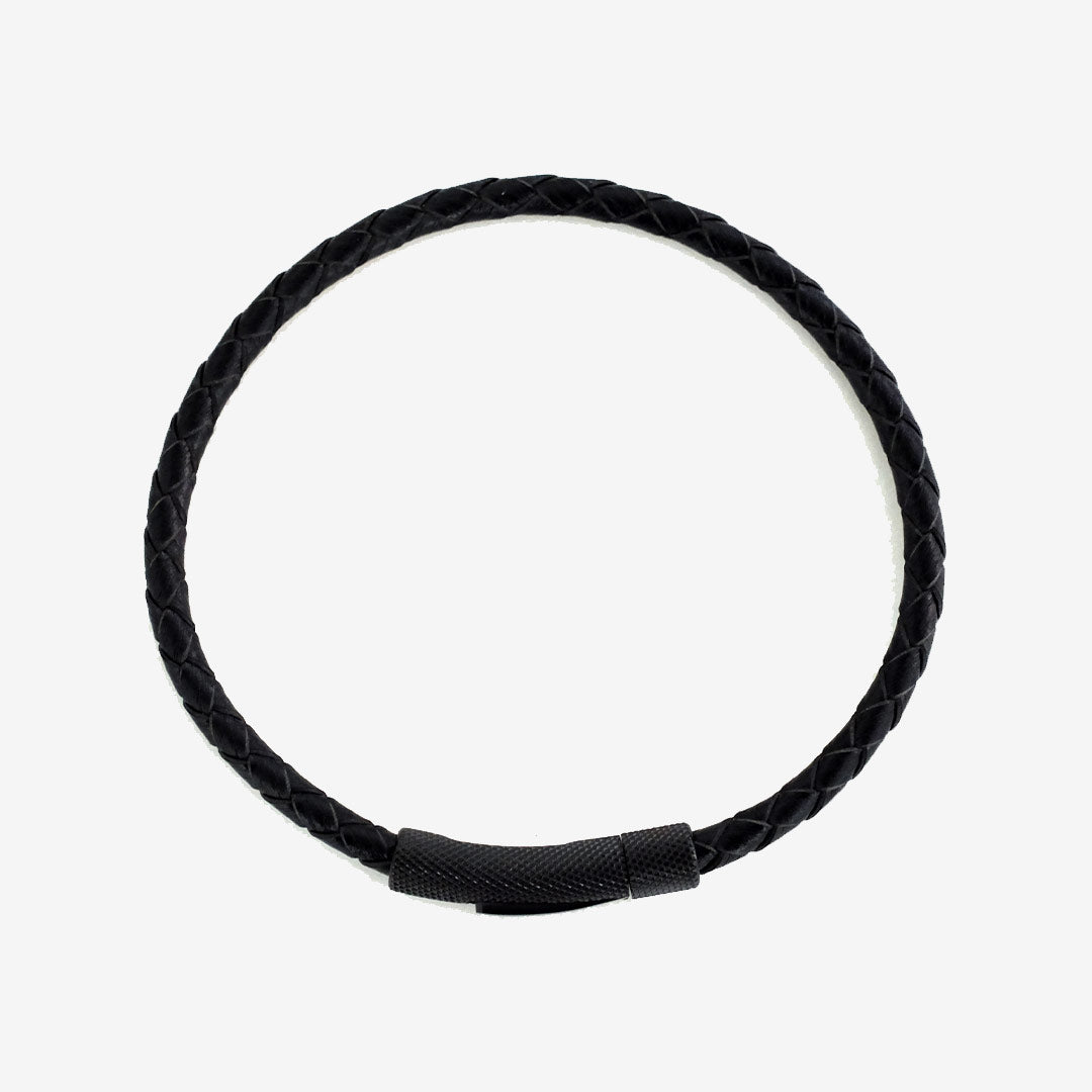 Svart flätat läderarmband i kalvläder från 7East med spänne i borstat rostfritt stål modell M120B